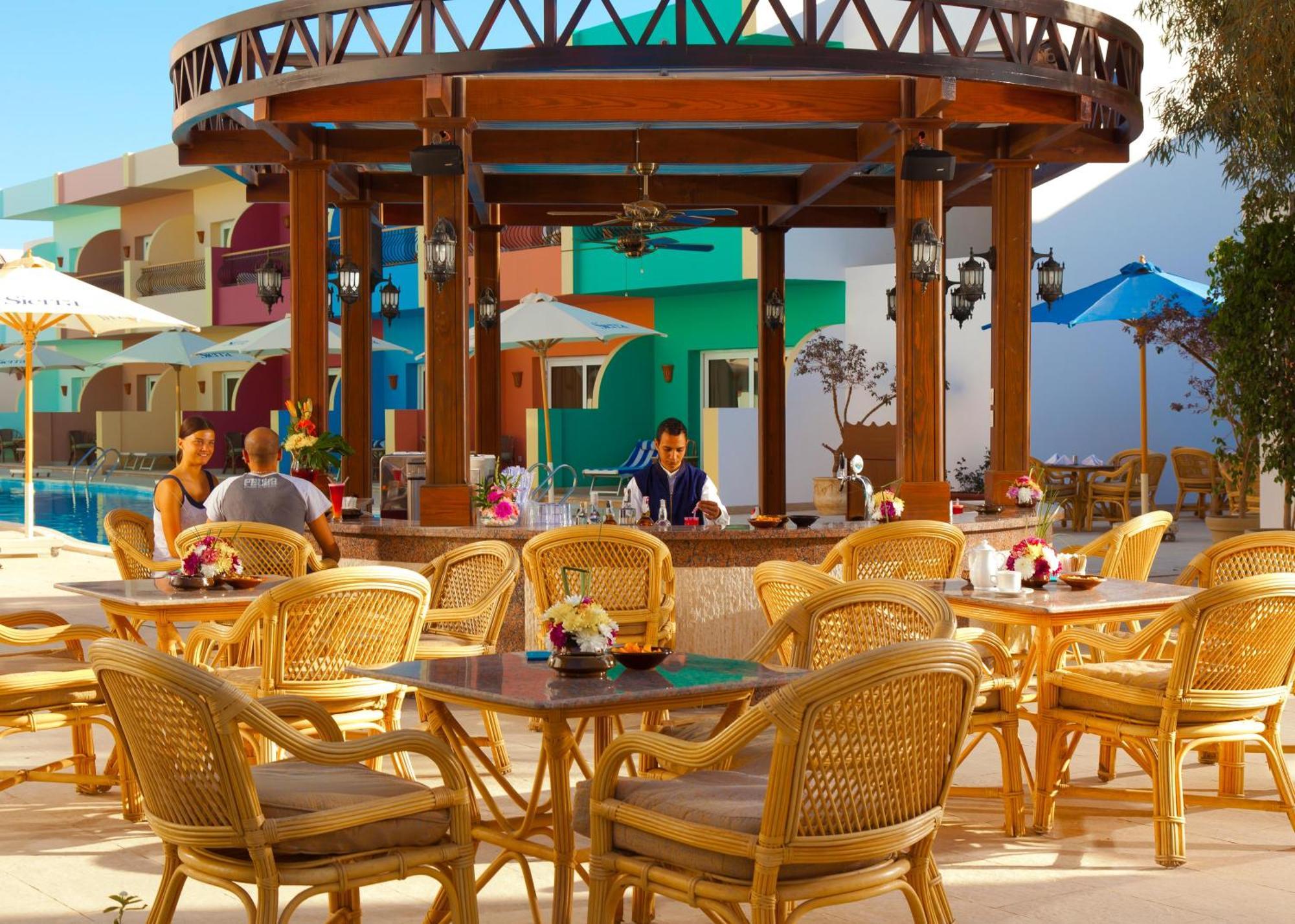 Sierra Sharm El Sheikh Hotell Eksteriør bilde The pool bar at the Hilton Sharm El Sheikh