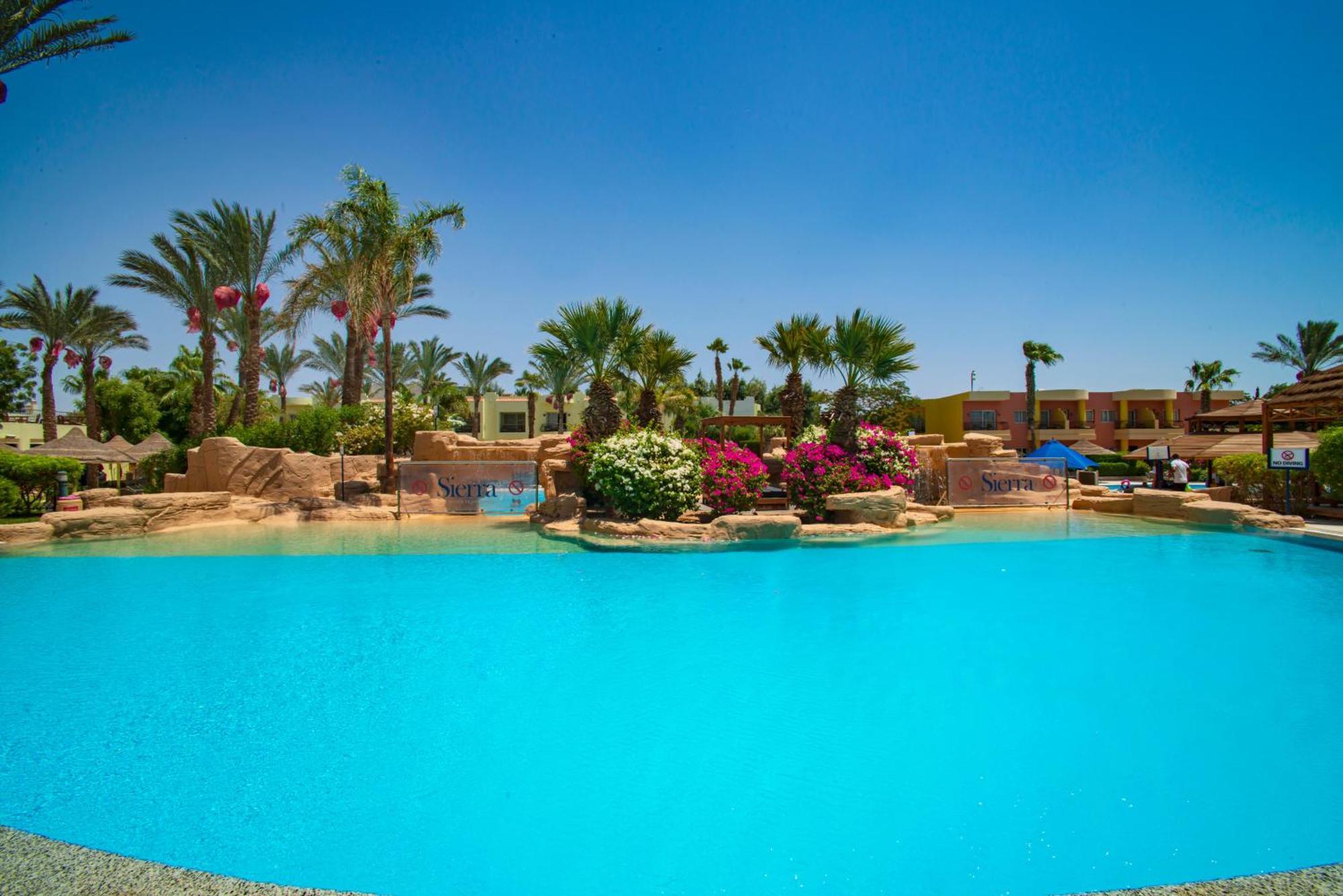 Sierra Sharm El Sheikh Hotell Eksteriør bilde The swimming pool at the Hilton Luxor