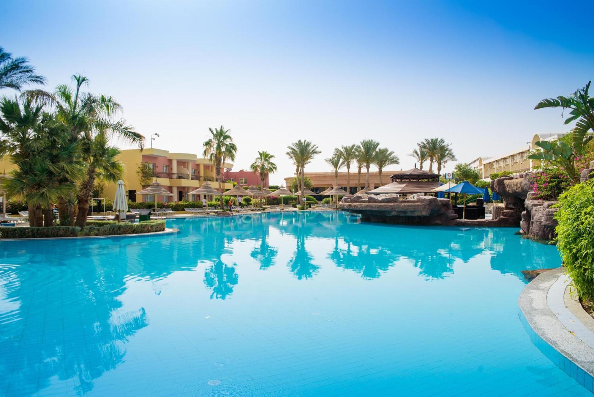 Sierra Sharm El Sheikh Hotell Eksteriør bilde The swimming pool at the Hilton Luxor